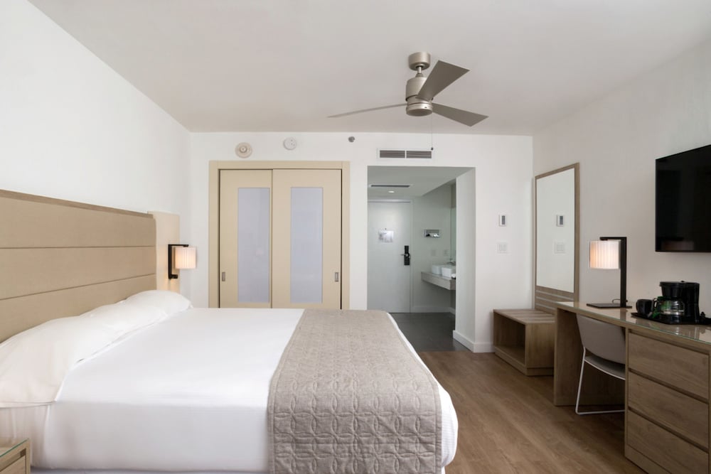 Deluxe Room, 1 King Bed, City View