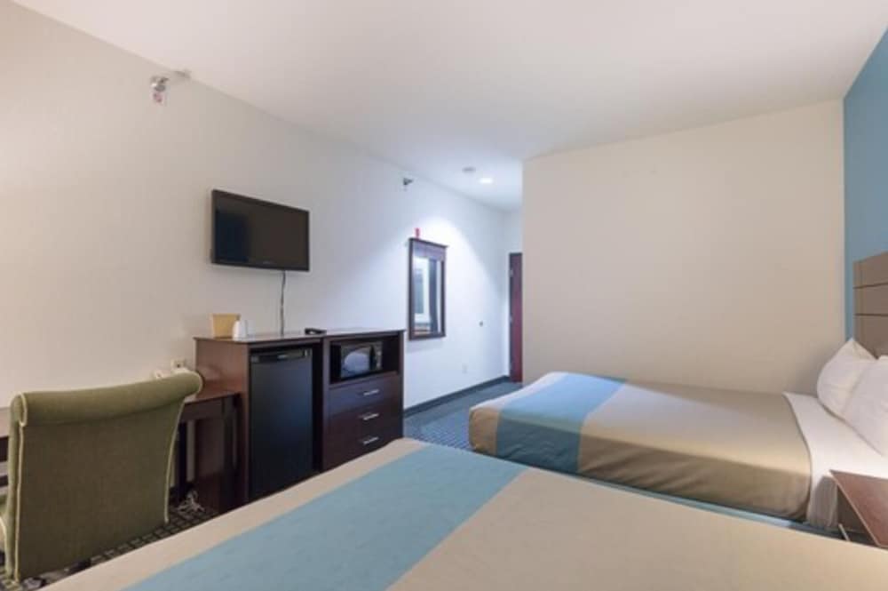 Standard Room, 2 Queen Beds - Photo 6