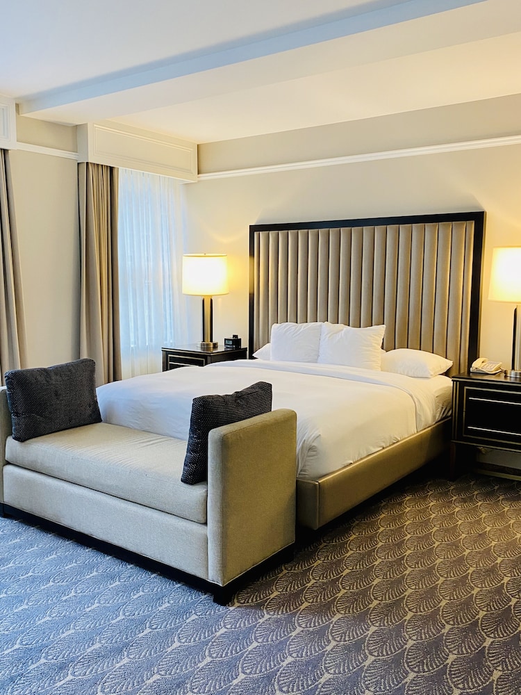 Suite, 1 King Bed - Photo 2