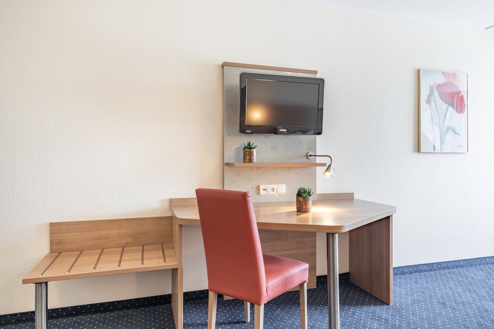 Suite, 1 Bedroom - Photo 2