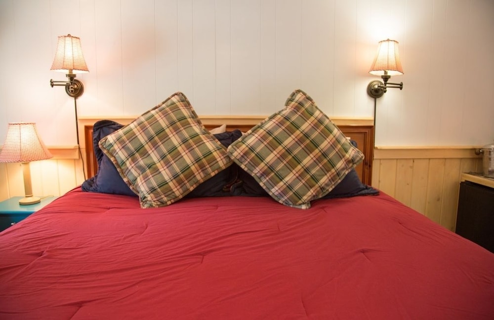 Standard King Bed with Single Jacuzzi Tub/ Shower