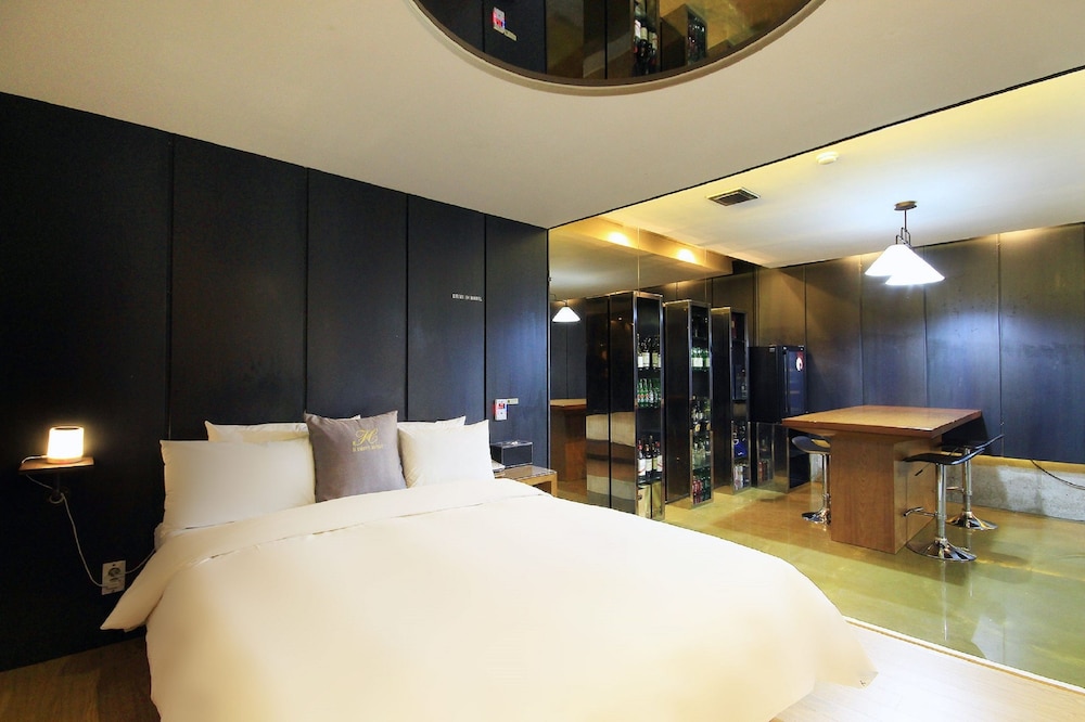 Theme Room - BAR,  Styler in room, Smoking/Non smoking will be assigned upon check-in photo 3