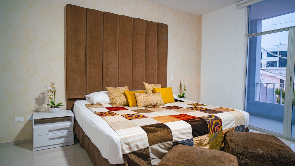 Royal Room, 1 King Bed photo 3