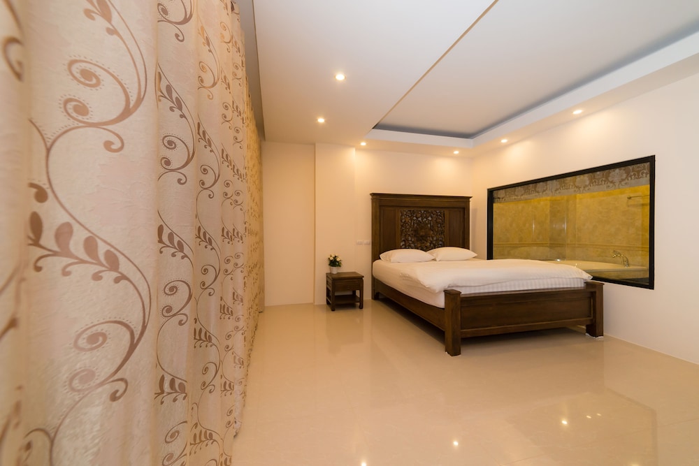 Deluxe Double Room (Bathtub)