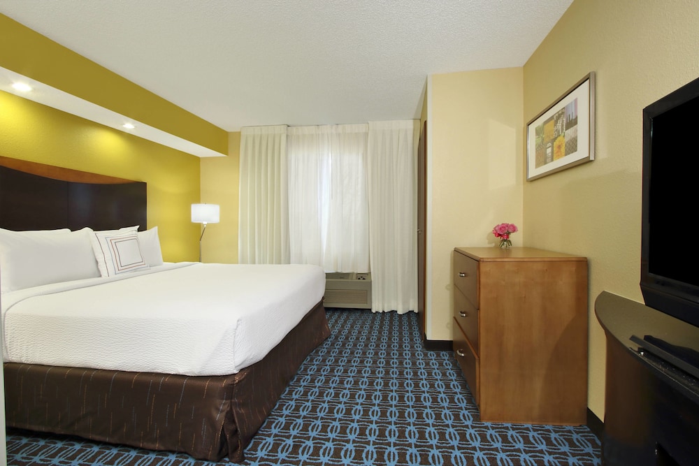 Room, 1 King Bed (Mobility/Hearing Access, Roll-In Shwr) photo 1