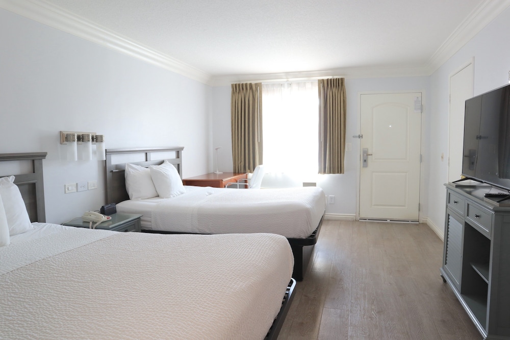 Standard Room, 2 Queen Beds - Photo 4