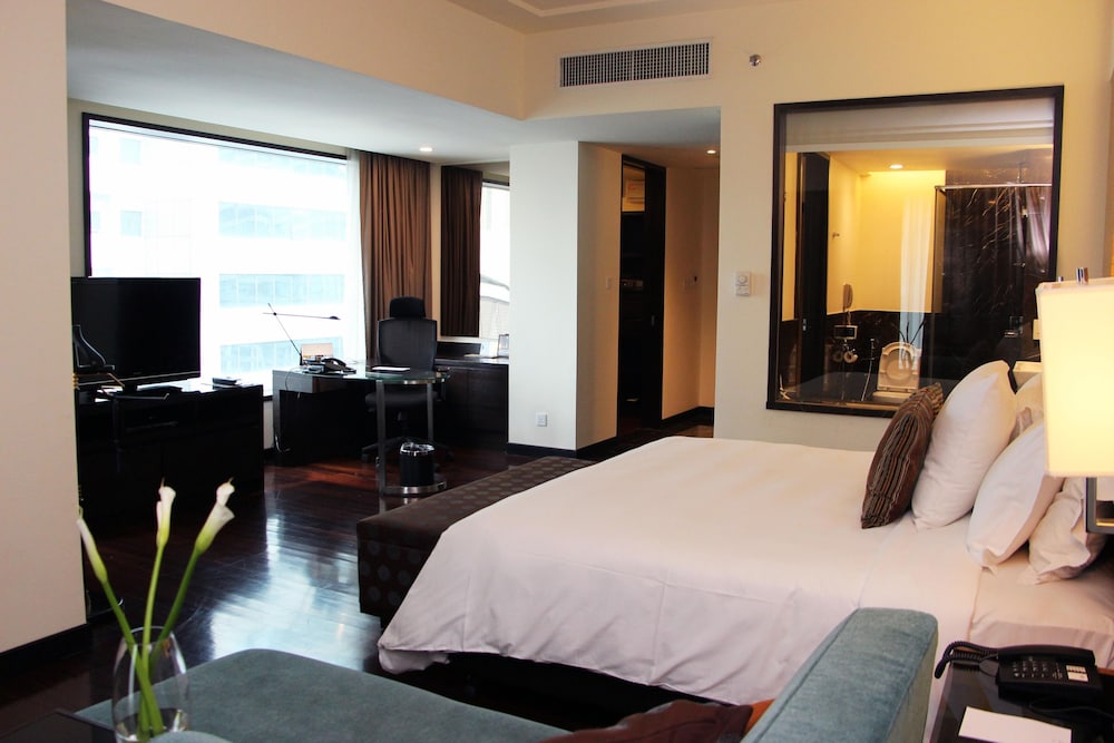 Club Premier Room thumbnail 6
