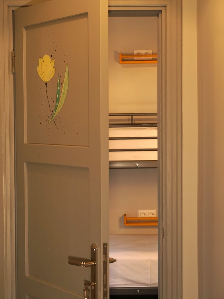 Orange Lily Twin Room photo 2