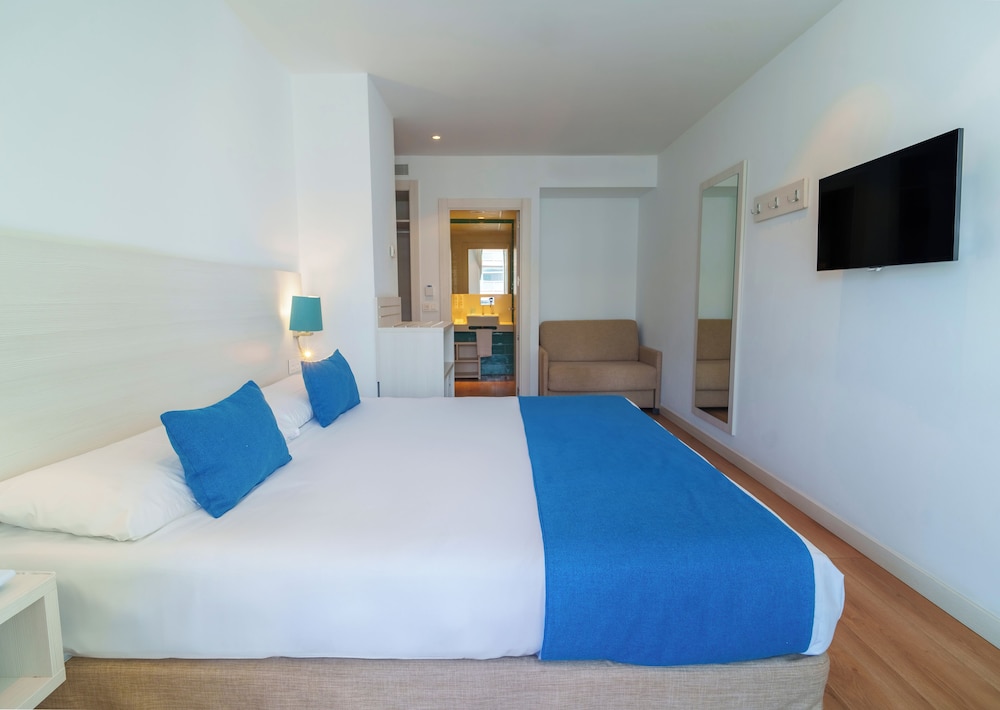 Room, 1 King Bed (Frontal Sea View, 2 Adults) photo 3
