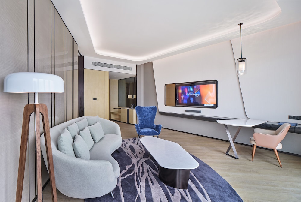 Club Suite, 1 Bedroom - Photo 3