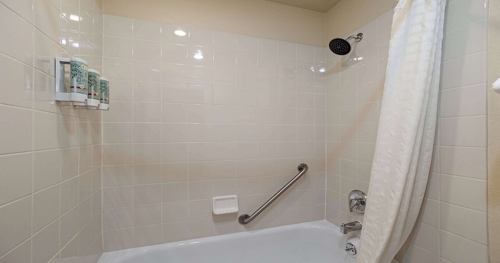 Deluxe Room, 2 Queen Beds, Non Smoking, Refrigerator & Microwave - Photo 18