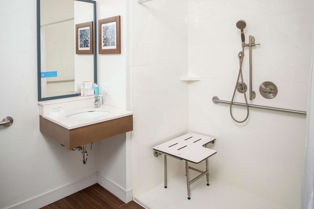 Room, 1 King Bed, Accessible, Non Smoking (Mobility &  Hearing) - Photo 4