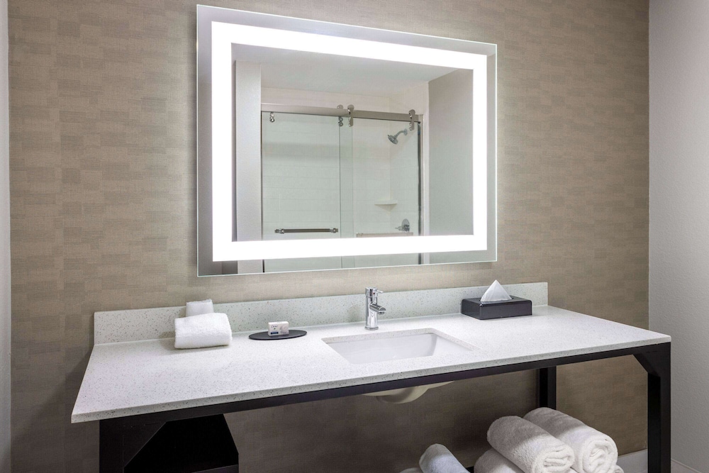 Deluxe Room, Multiple Beds, Non Smoking (Shower) - Photo 3