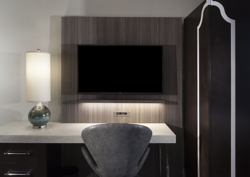 Standard Room, 1 King Bed (Fox Theater View) - Photo 2