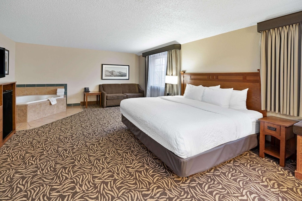 Suite, 1 King Bed, Non Smoking (Creek View) photo 2