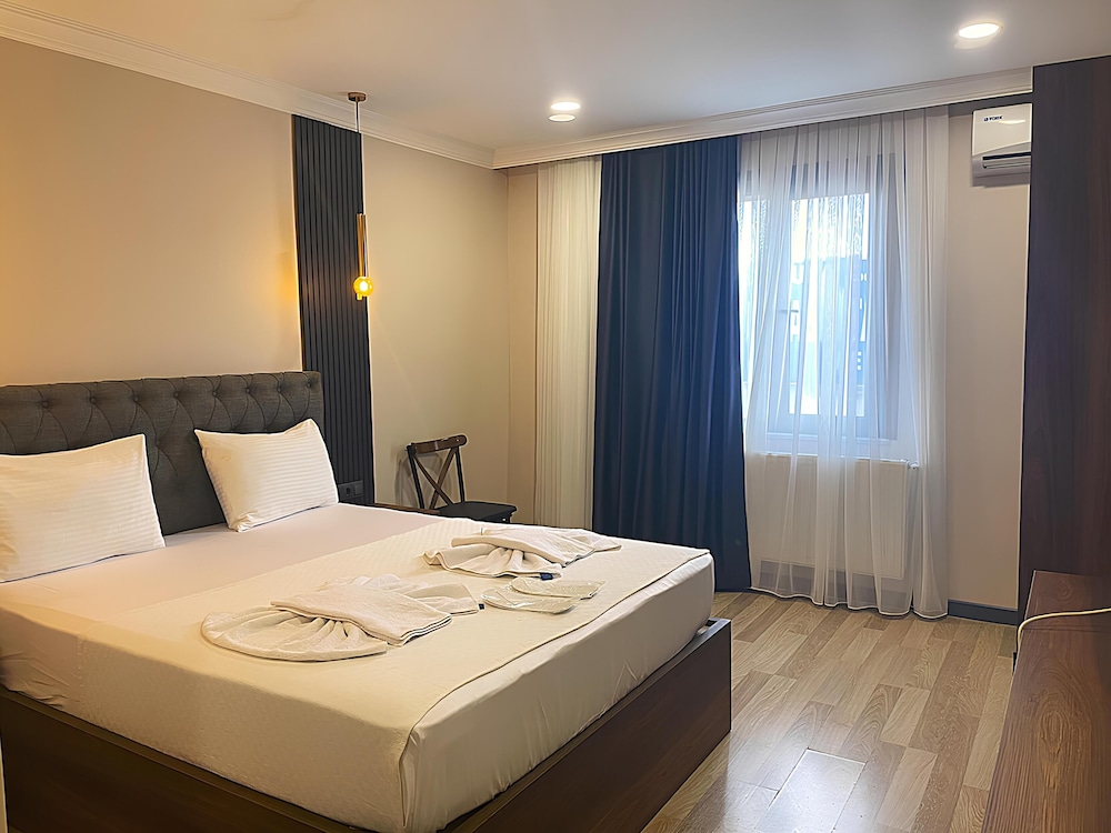 Deluxe Room, 1 Queen Bed photo 1