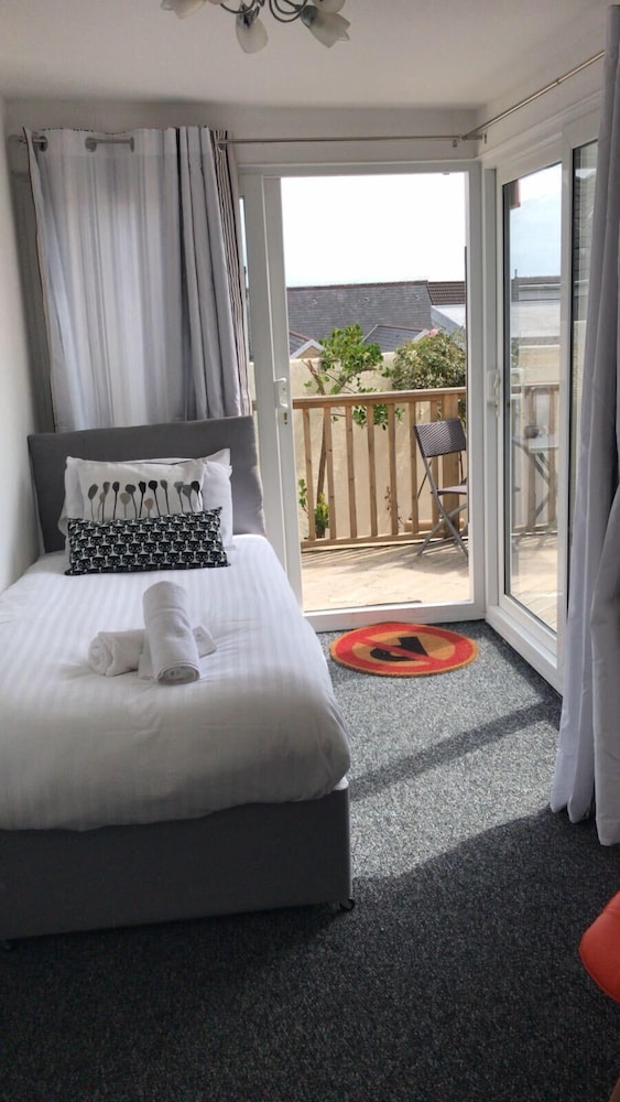 Basic Single Room, 1 Twin Bed, Ensuite photo 3