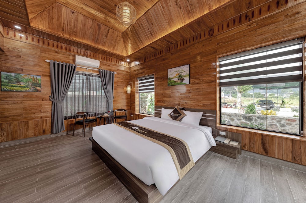 Deluxe Double Room, 1 King Bed, Pool View photo 2