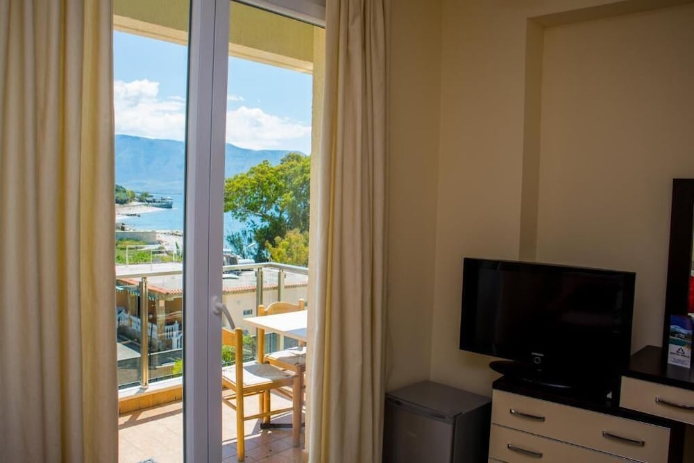Double Room, Balcony, Partial Sea View photo 1