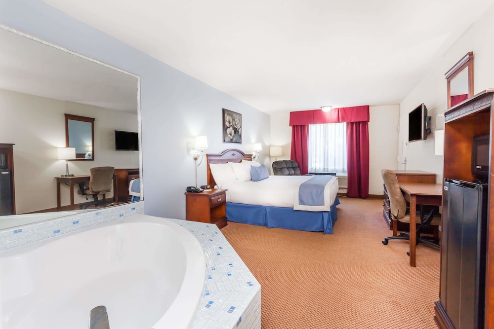 Deluxe Studio Suite, 1 King Bed, Non Smoking photo 2