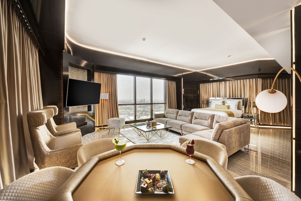 Penthouse 5 Bedroom Suite with 360 Panoramic view photo 3