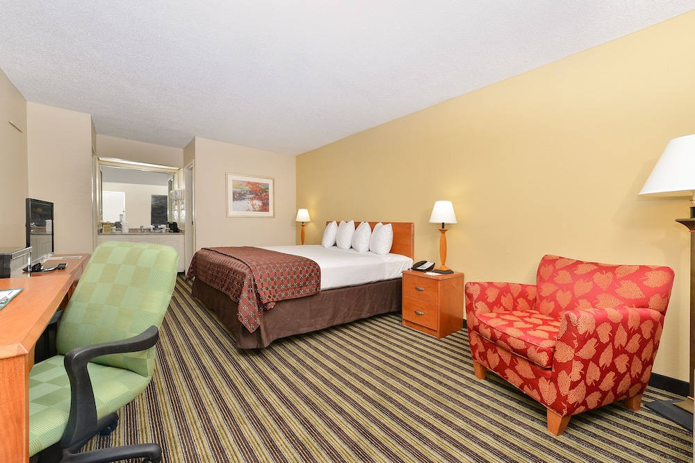 Room, 1 Queen Bed, Refrigerator & Microwave