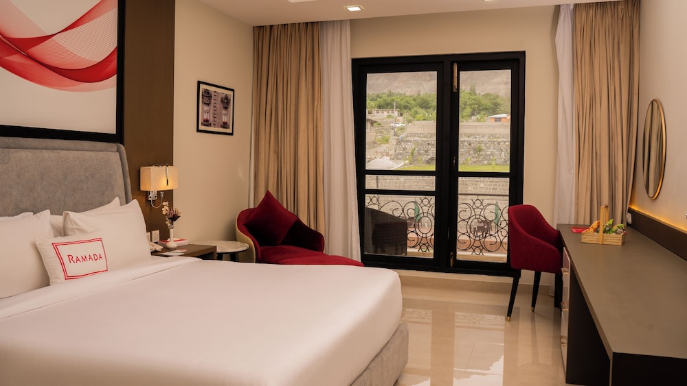 Deluxe Room, 1 King Bed - Photo 2