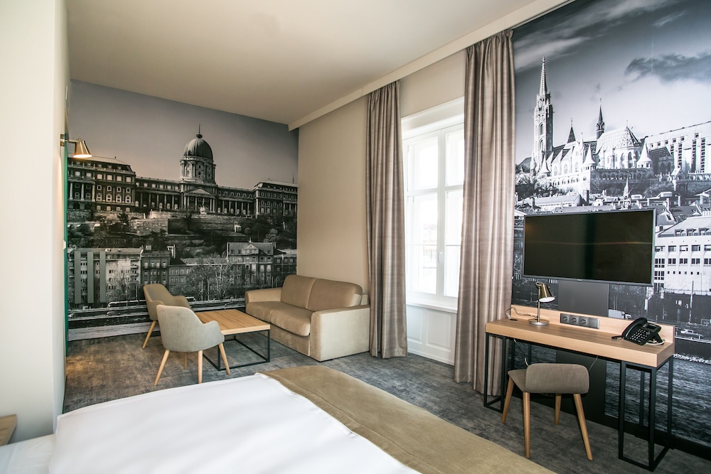 Grand Room, 1 King Bed thumbnail 5
