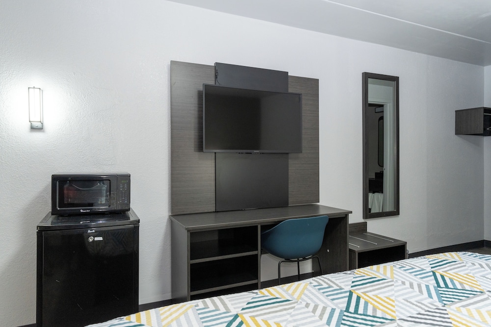 Deluxe Room, 1 King Bed, Non Smoking, Refrigerator & Microwave - Photo 4