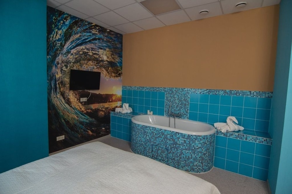Standard Double or Twin Room, Bathtub photo 3