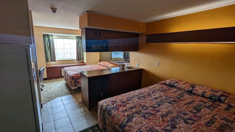 Room, 2 Queen Beds, Smoking photo 1