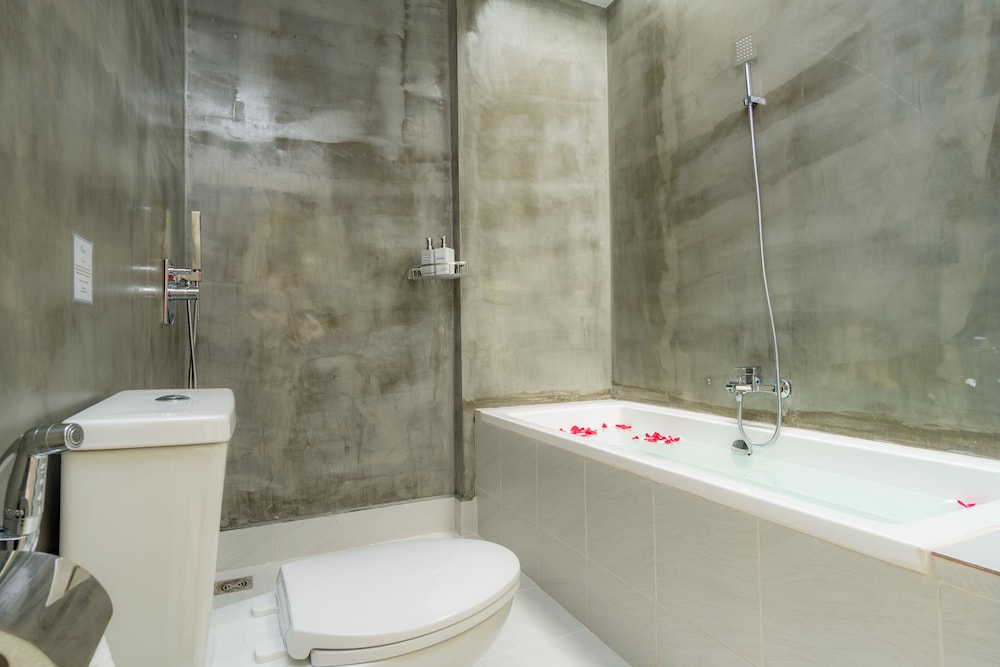 Suite - Photo 10