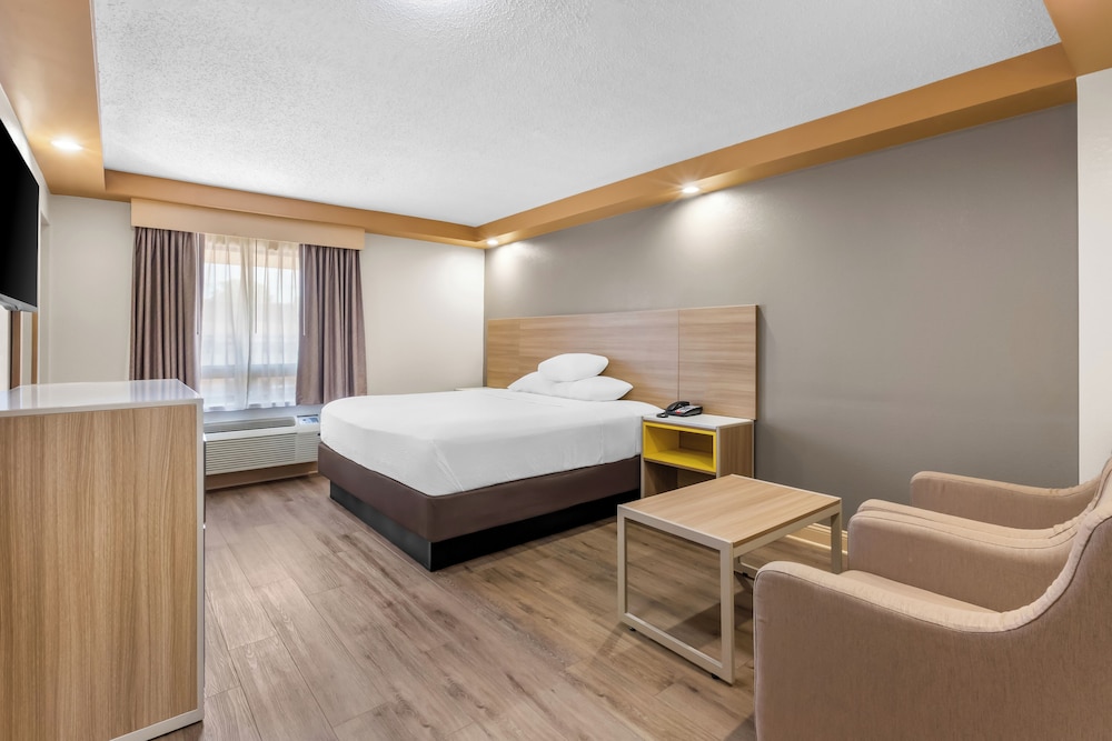 Standard Room, 1 King Bed, Non Smoking - Photo 8