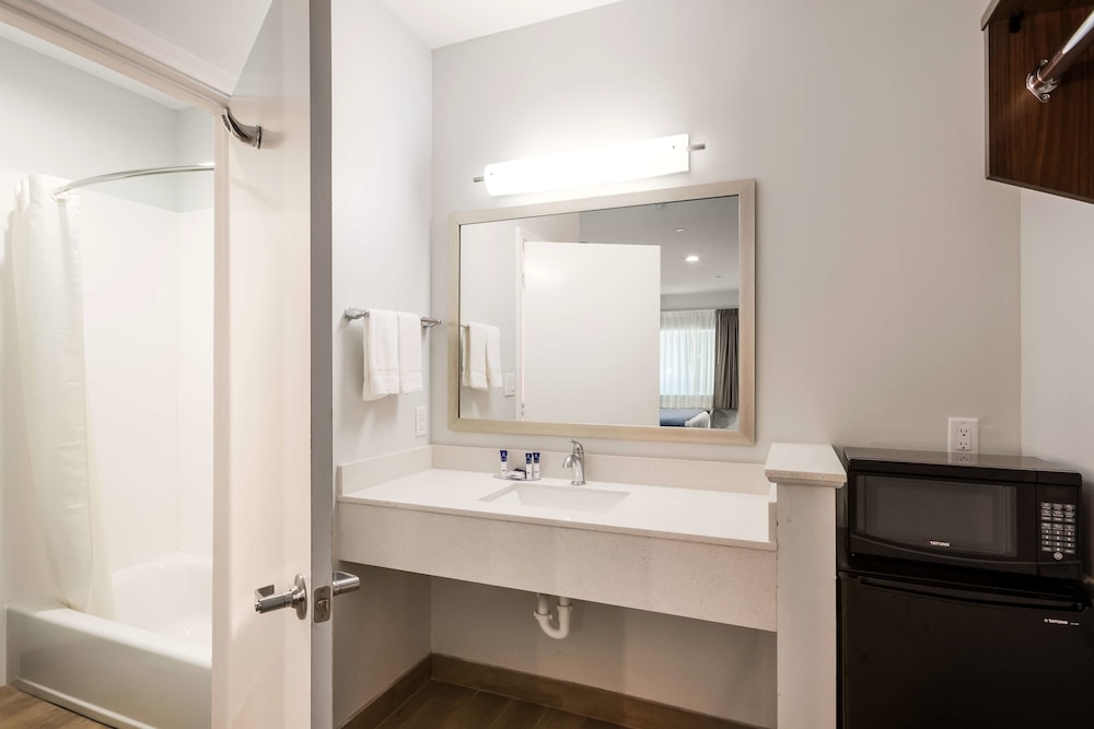 Suite, 1 King Bed, Non Smoking, Kitchenette photo 3