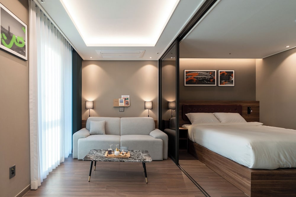 Suite - Photo 8