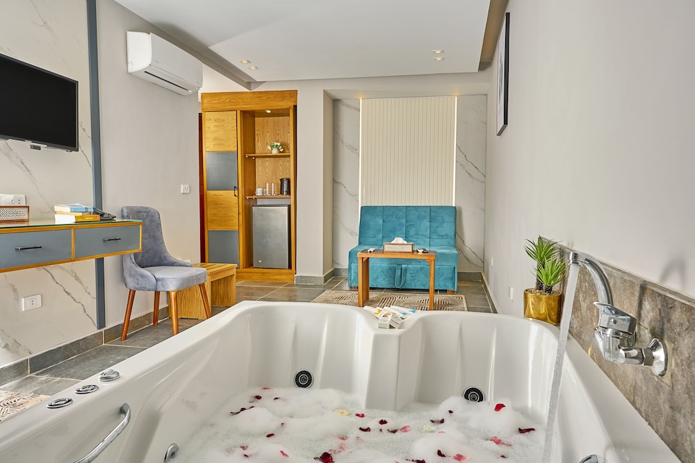 Queen Suite Jacuzzi Pyramid View - Photo 14