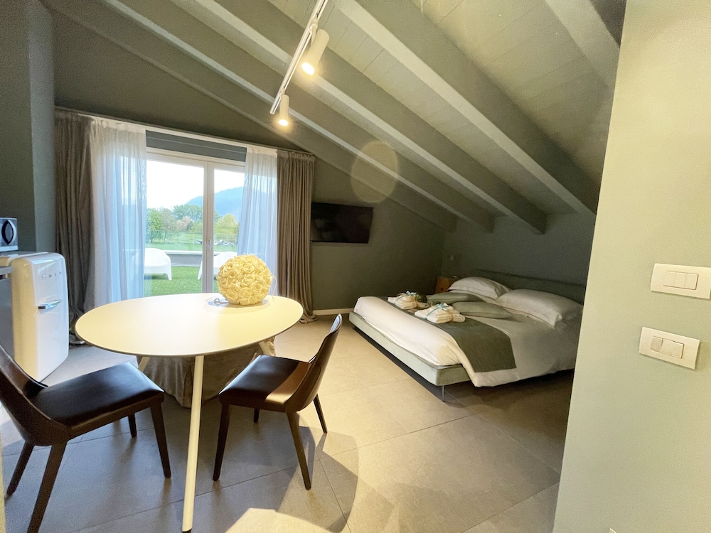 Luxury Suite, 1 Queen Bed, Non Smoking, Mountain View