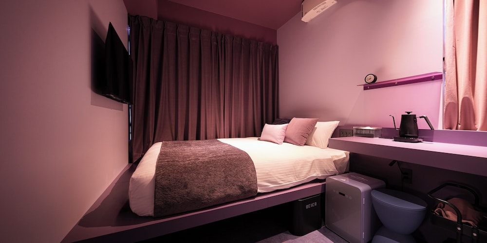 Purple with Shared Bathroom photo 1