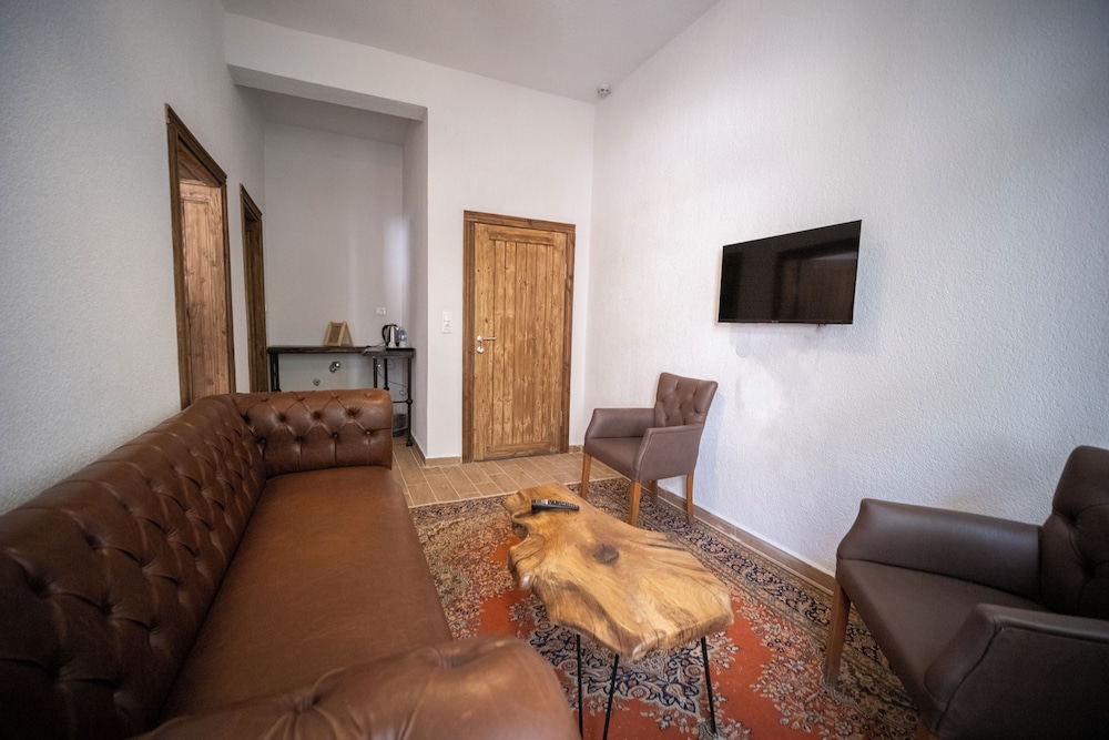 Deluxe Art Double Room With Balcony (Garden View) - Photo 13