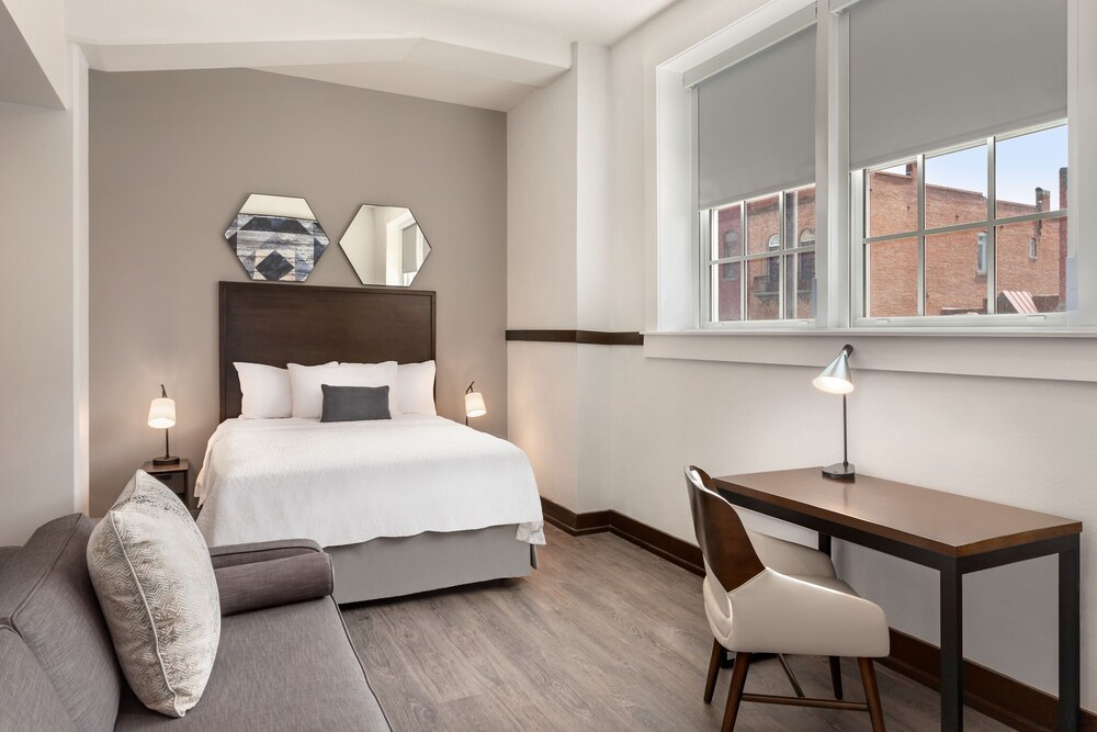 Room, 1 Queen Bed, Non Smoking (Mobility/Hearing) - Photo 1