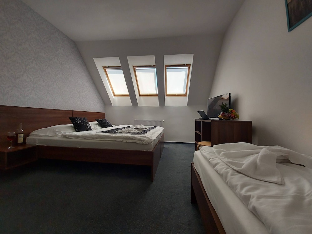Triple Room, 1 Bedroom, Ensuite, City View photo 3