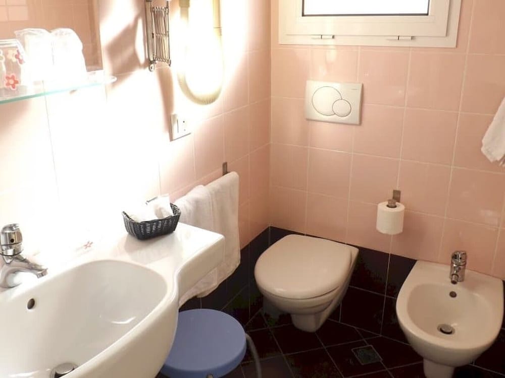 Economy Double Room - Photo 5