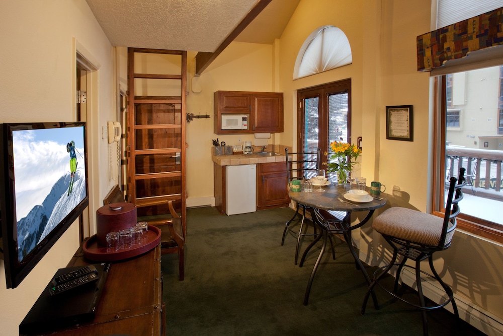 Basic Loft, Multiple Beds photo 1