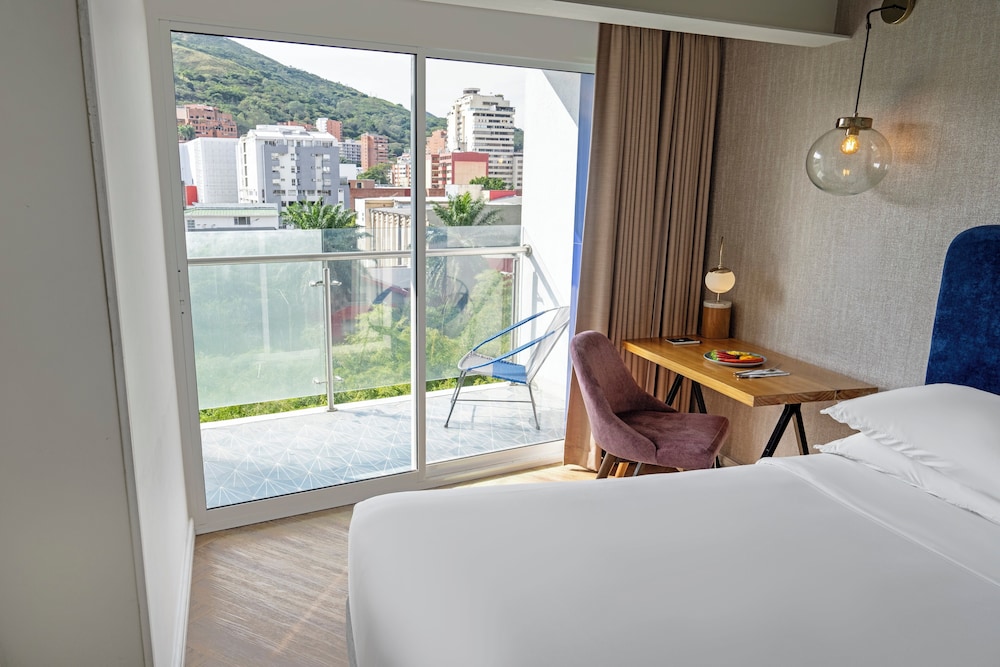 Room, 1 Queen Bed, Non Smoking, Balcony - Photo 2