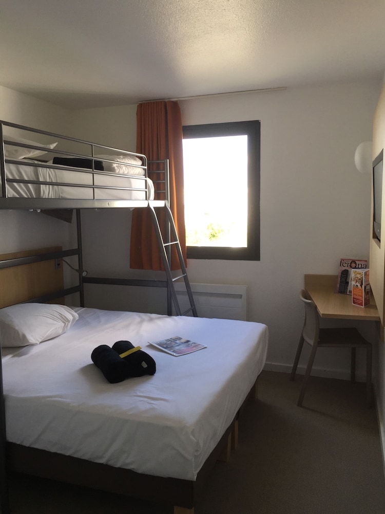 Standard Room, 3 Twin Beds - Photo 5