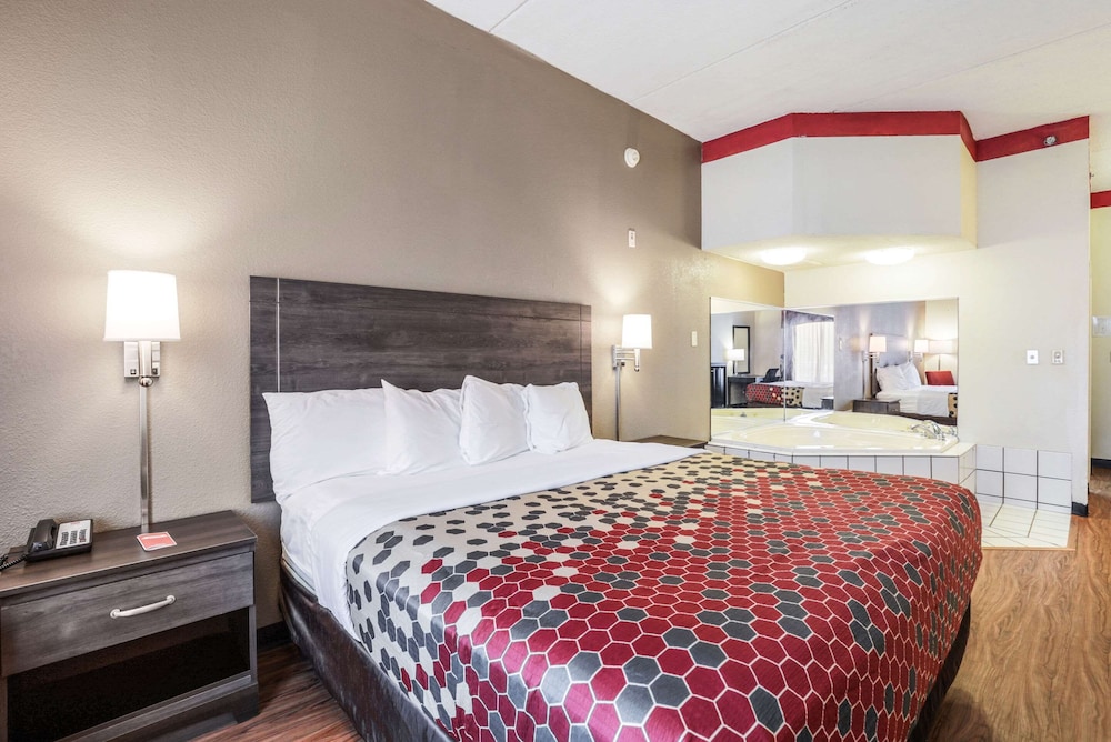 Room, 1 King Bed, Accessible, Non Smoking - Photo 4