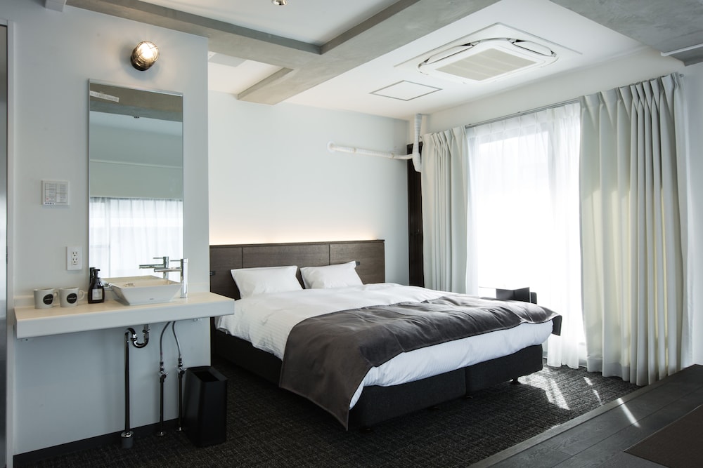 Double Room, Private Bathroom thumbnail 6