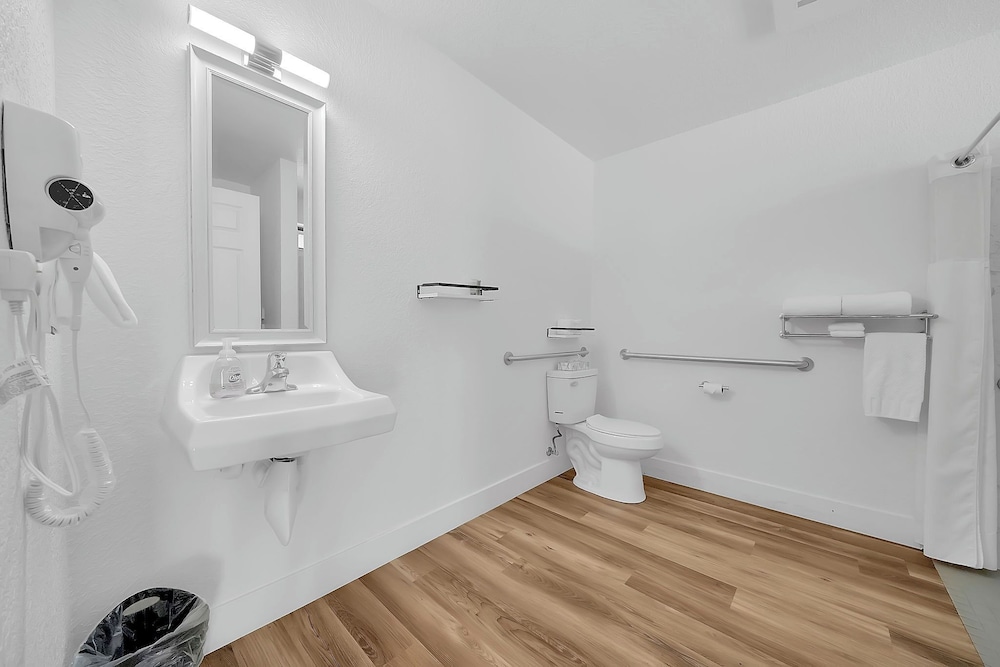 ADA Queen Room photo 2