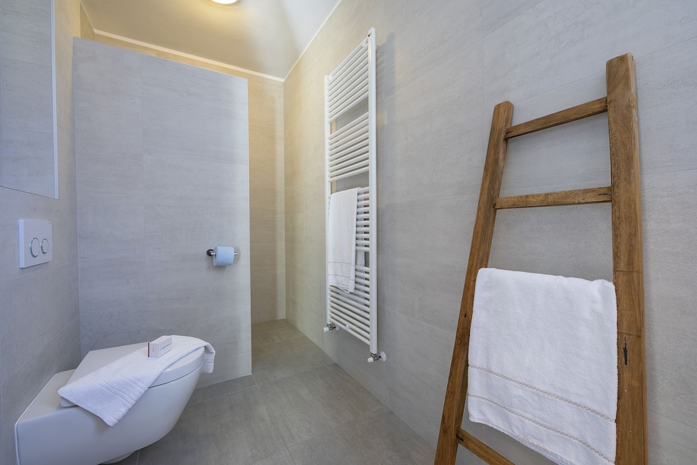 Family Apartment, 3 Bedrooms, 2 Bathrooms, Lakeside (Porto Letizia Primula 1)