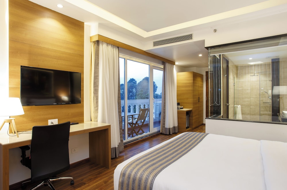 Executive Room with Balcony - Photo 1